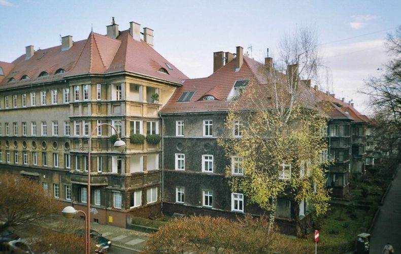 Jak wiele osób zauważa od lat istniejący problem z mieszkalnictwem w Polsce?